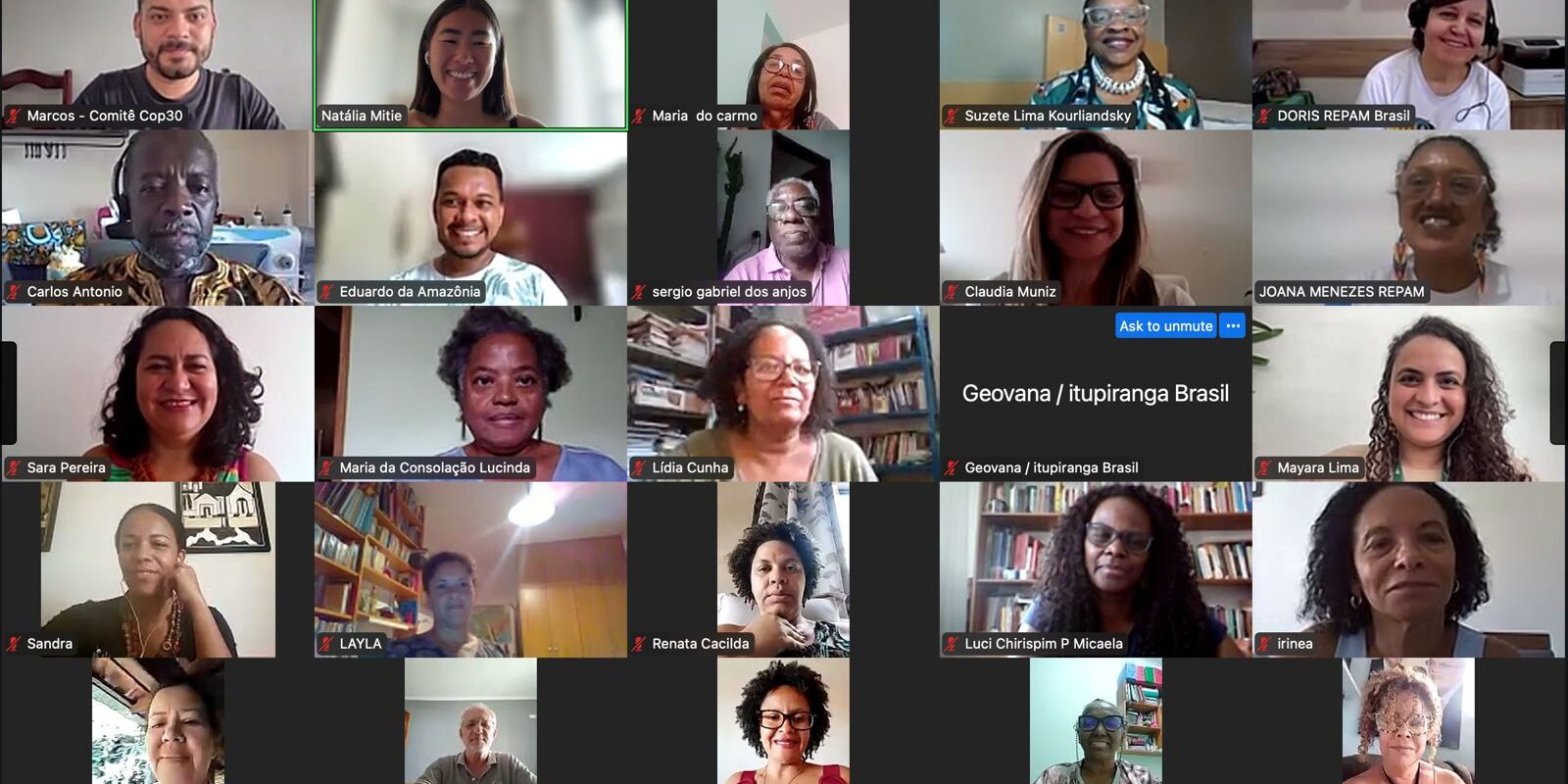 A imagem contém o rosto de diversas pessoas numa janela de reunião do aplicativo de zoom.