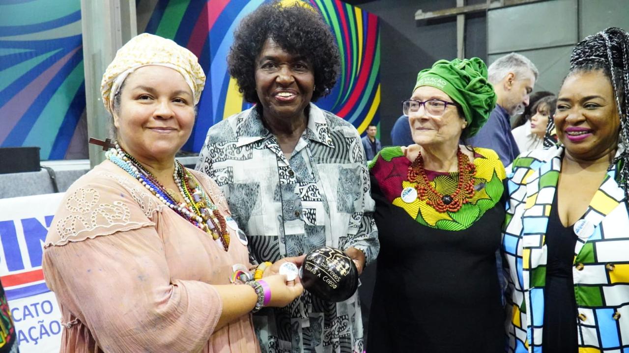 Cúpula dos Povos entrega cuias amazônicas e Carta Política durante a COP 29