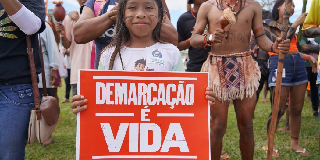 Criança Guarani Kaiowá pede a demarcação dos territórios durante primeira marcha do 19º ATL. Foto: Verônica Holanda/Cimi
