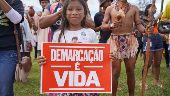 Criança Guarani Kaiowá pede a demarcação dos territórios durante primeira marcha do 19º ATL. Foto: Verônica Holanda/Cimi