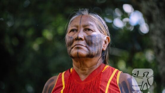Tuire Kayapó durante a Pré-Marcha das Mulheres Indígenas, em fevereiro de 2023. Todo ano a liderança percorre mais de 1.110 quilômetros até Brasília, para participar das mobilizações e lutar pela floresta em pé 📷 Benjamin Mast/La Mochila Migrante/ISA