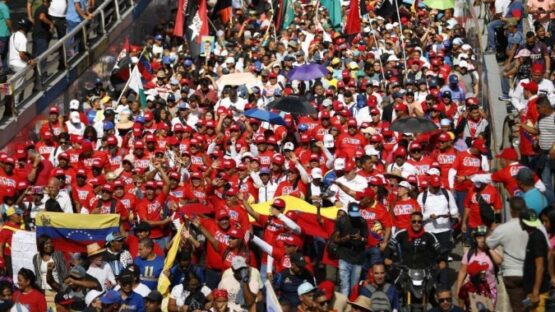 Apoiadores de Maduro vão às ruas para celebrar a permanência no poder - (crédito: AFP)