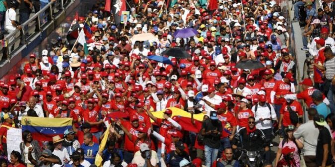 Apoiadores de Maduro vão às ruas para celebrar a permanência no poder - (crédito: AFP)