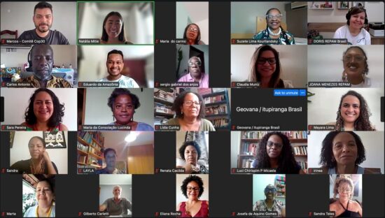 Na imagem temos várias a janela de várias pessoas abertas numa reunião do zoom.