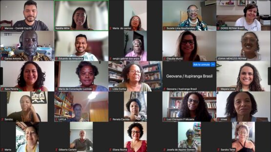 Na imagem temos várias a janela de várias pessoas abertas numa reunião do zoom.