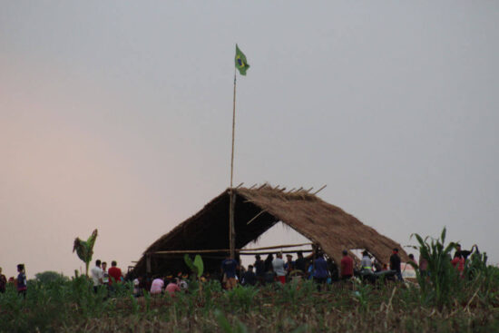 Retomada do povo Guarani Kaiowá na Terra Indígena Panambi-Lagoa Rica, em Douradina (MS). Crédito: Ludmila Pereira - Agro é Fogo