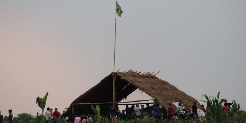 Retomada do povo Guarani Kaiowá na Terra Indígena Panambi-Lagoa Rica, em Douradina (MS). Crédito: Ludmila Pereira - Agro é Fogo